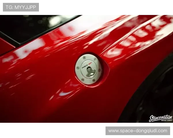 奥康推出粉丝设计头盔，致敬塞纳