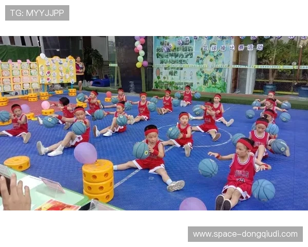 孩子的篮球课：从失误到默契，幼儿园表演展现团队精神